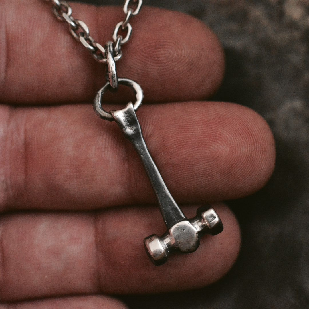 „Thors Hammer“ – handgefertigter Herren-Anhänger aus 925er Silber, Skulpturenschmuck im Boho- und rustikalen Stil | Art Diva