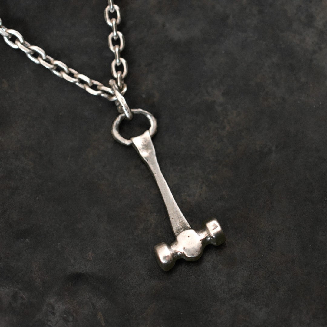 „Thors Hammer“ – handgefertigter Herren-Anhänger aus 925er Silber, Skulpturenschmuck im Boho- und rustikalen Stil | Art Diva