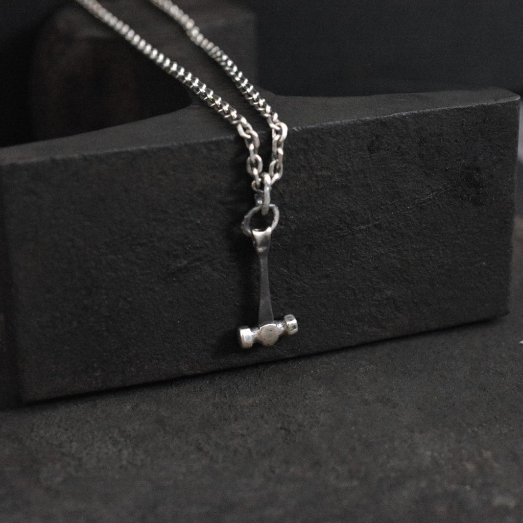 „Thors Hammer“ – handgefertigter Herren-Anhänger aus 925er Silber, Skulpturenschmuck im Boho- und rustikalen Stil | Art Diva