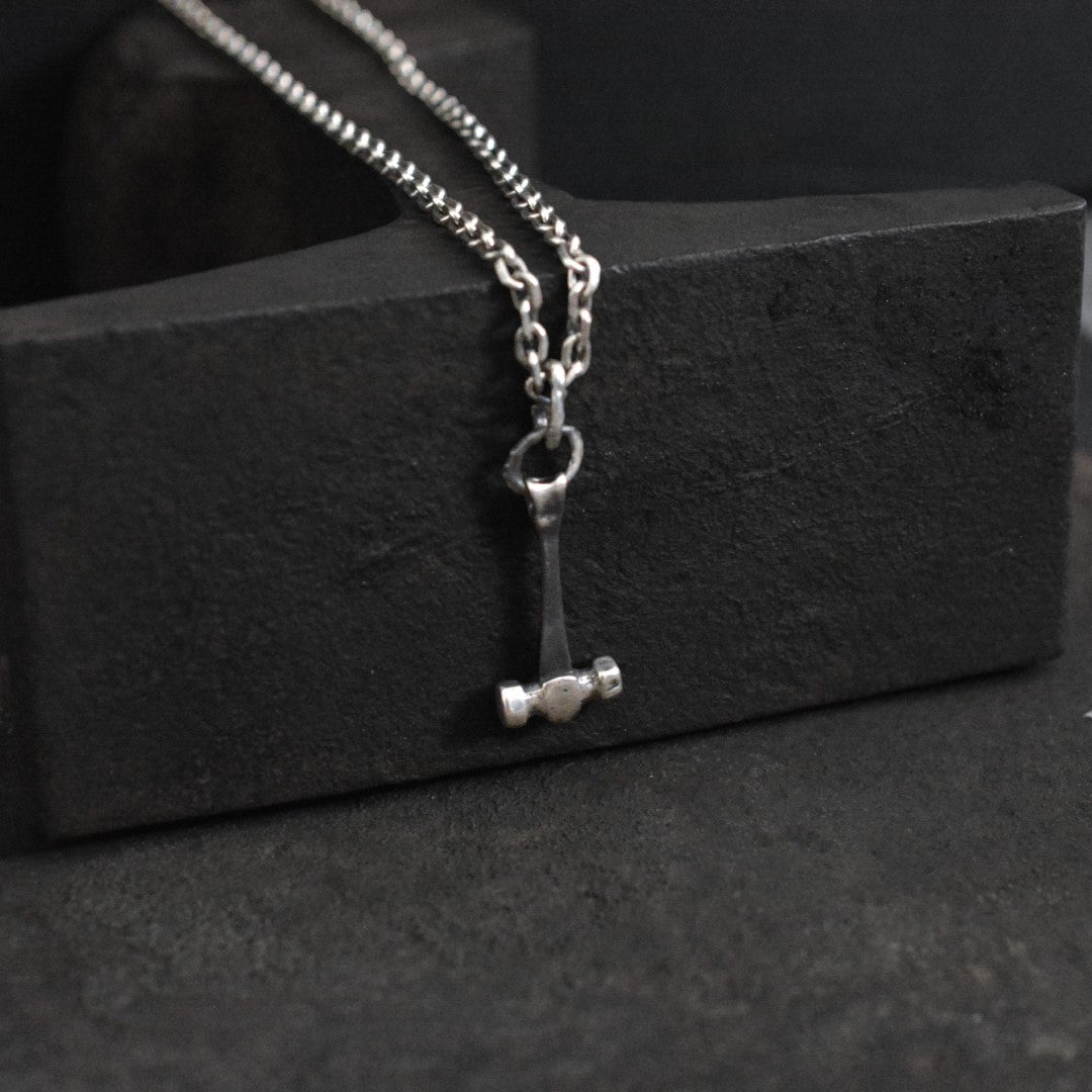 „Thors Hammer“ – handgefertigter Herren-Anhänger aus 925er Silber, Skulpturenschmuck im Boho- und rustikalen Stil | Art Diva