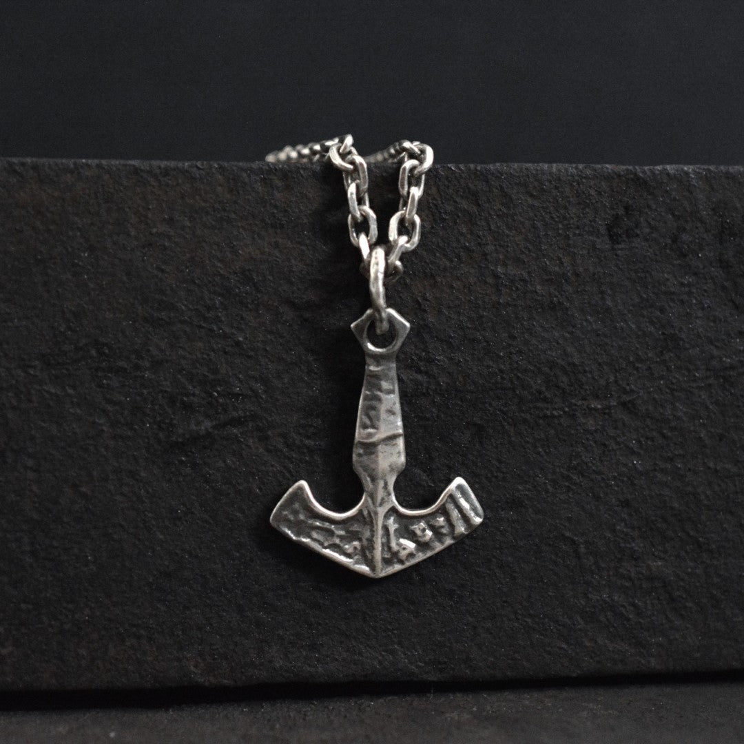 „Anker der Stärke“ – handgefertigter Herren-Anhänger aus 925er Silber, Symbol für Stabilität und Mut, Skulpturenschmuck im Boho- und rustikalen Stil | Art Diva