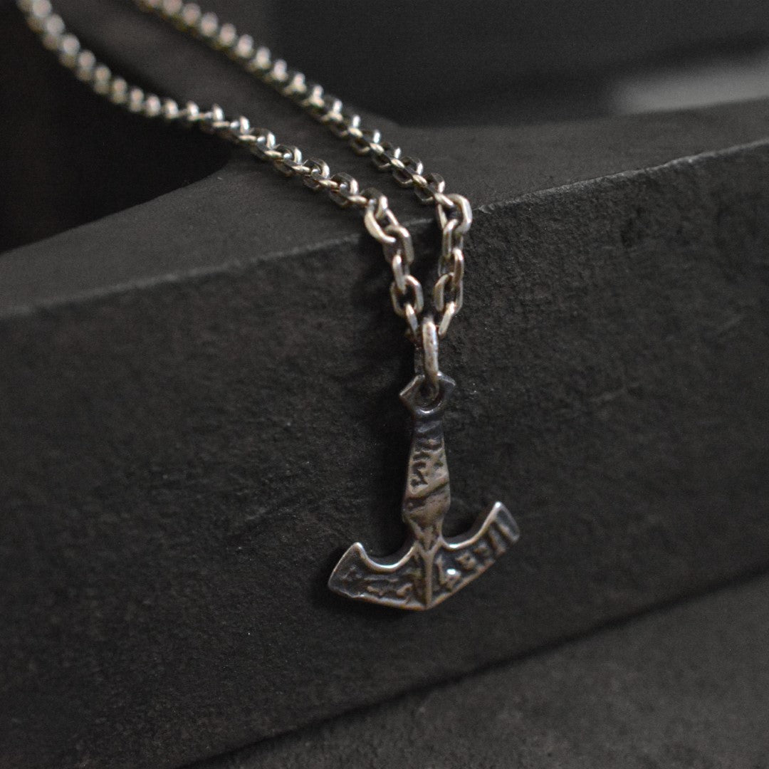 „Anker der Stärke“ – handgefertigter Herren-Anhänger aus 925er Silber, Symbol für Stabilität und Mut, Skulpturenschmuck im Boho- und rustikalen Stil | Art Diva