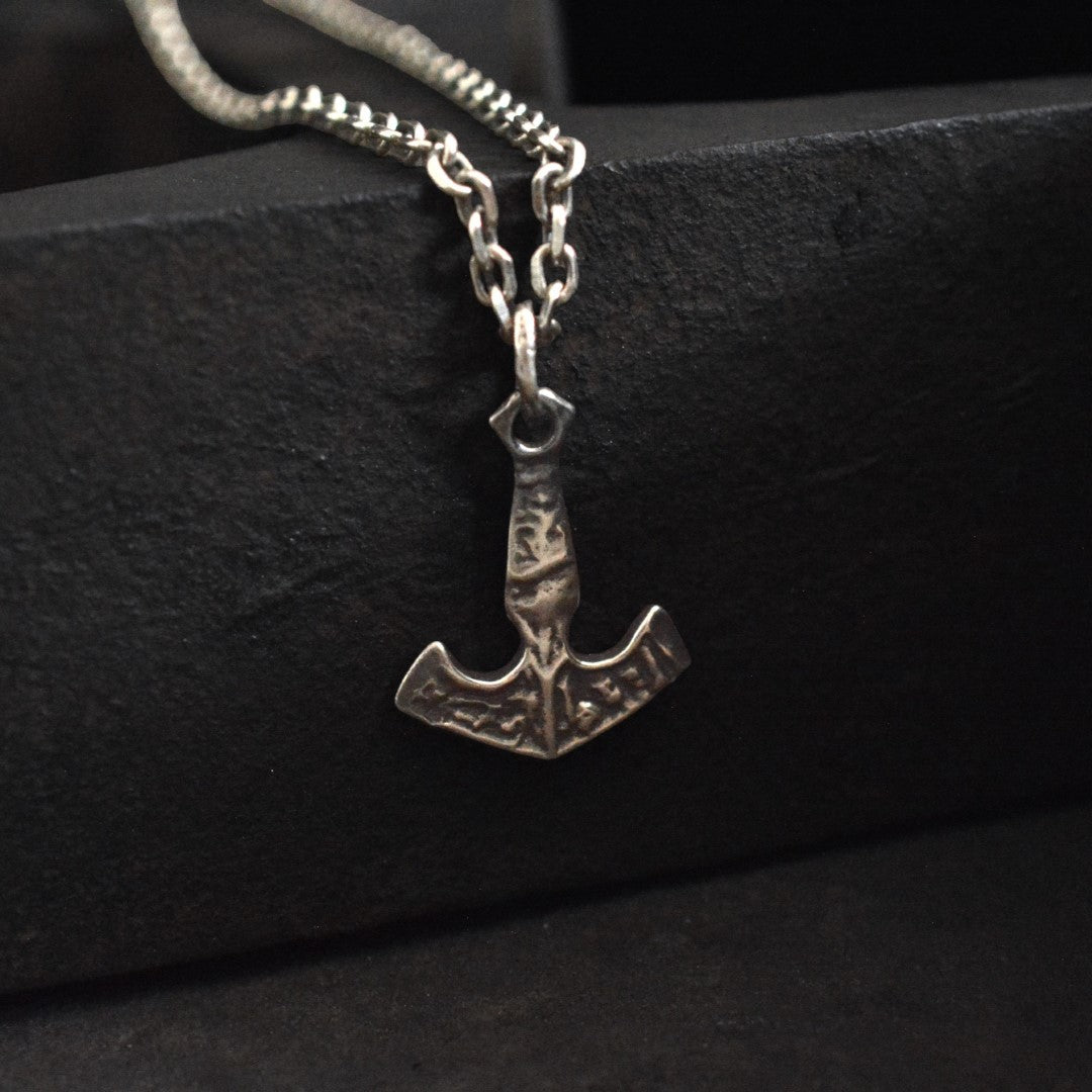 „Anker der Stärke“ – handgefertigter Herren-Anhänger aus 925er Silber, Symbol für Stabilität und Mut, Skulpturenschmuck im Boho- und rustikalen Stil | Art Diva