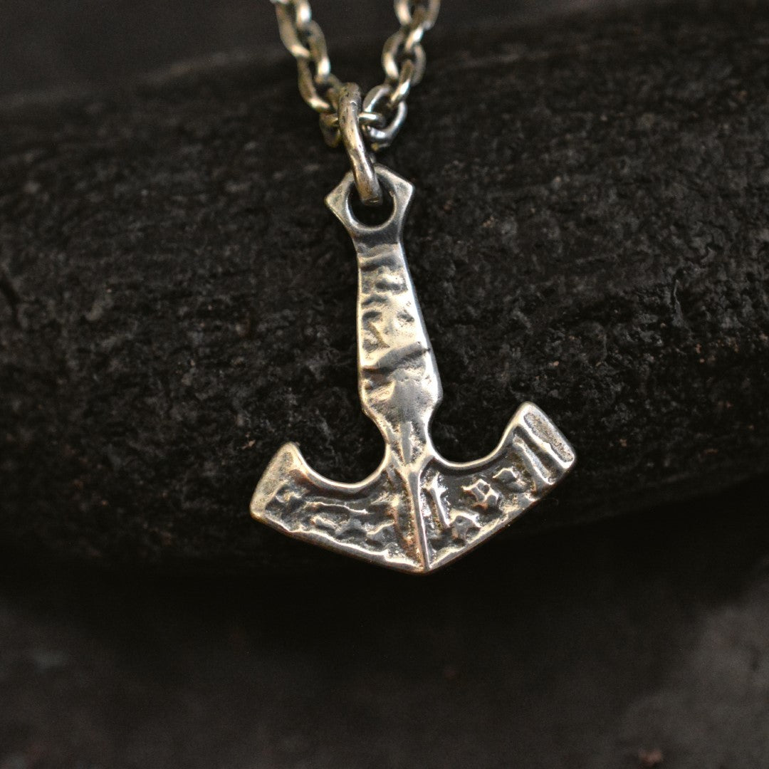 „Anker der Stärke“ – handgefertigter Herren-Anhänger aus 925er Silber, Symbol für Stabilität und Mut, Skulpturenschmuck im Boho- und rustikalen Stil | Art Diva