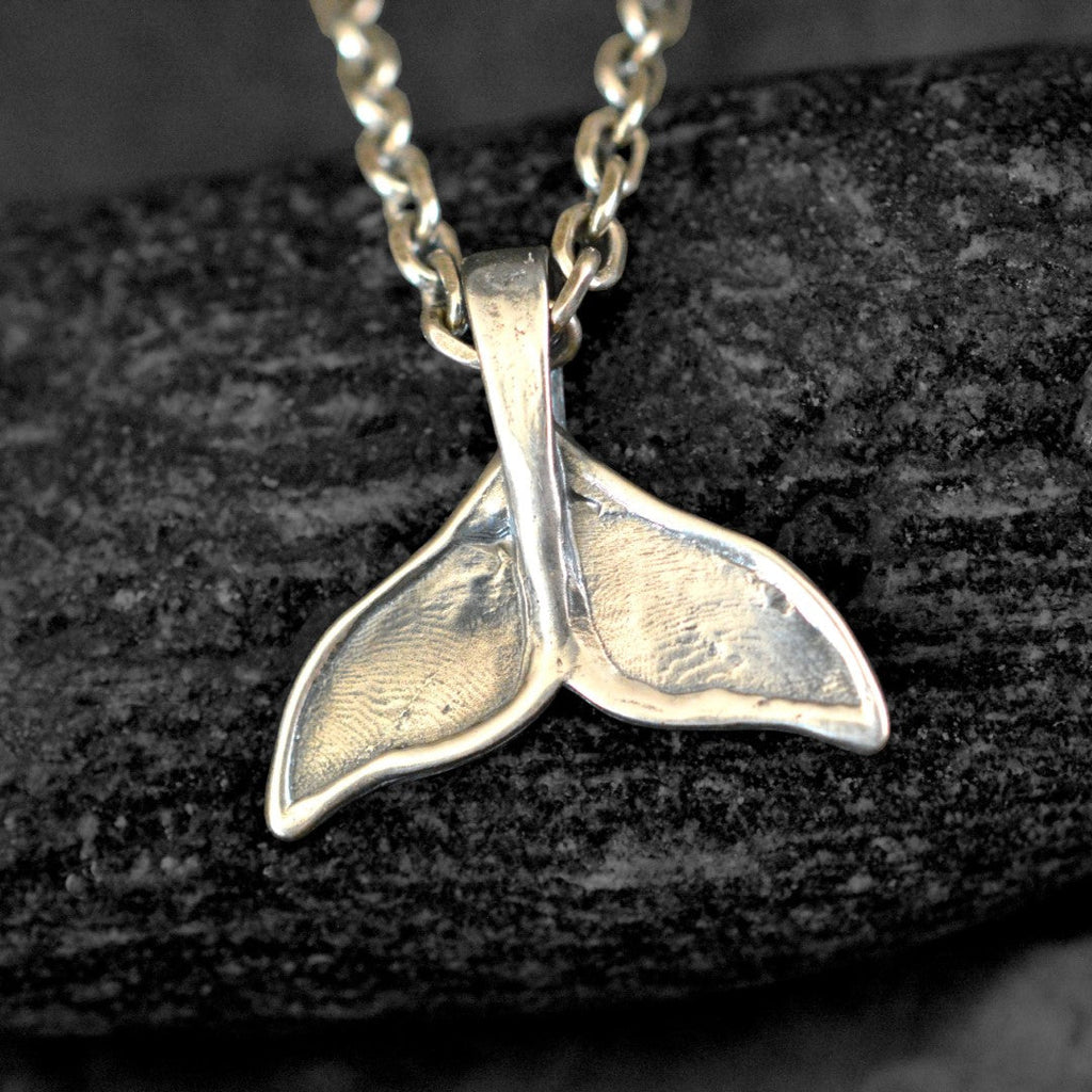 Walflossen-Anhänger für Herren aus 925er Silber – handgefertigter Skulpturenschmuck im Boho- und rustikalen Stil | Art Diva