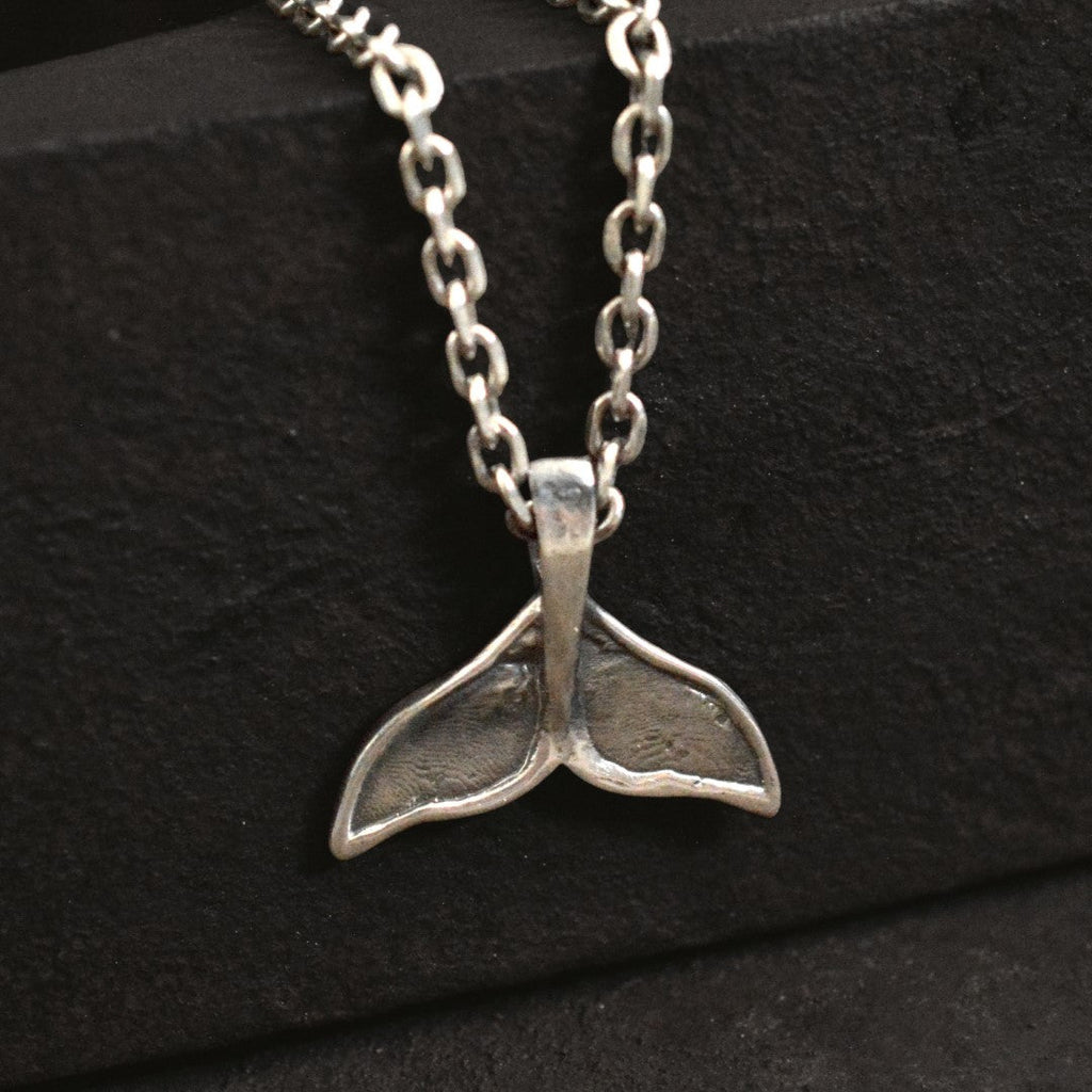Walflossen-Anhänger für Herren aus 925er Silber – handgefertigter Skulpturenschmuck im Boho- und rustikalen Stil | Art Diva