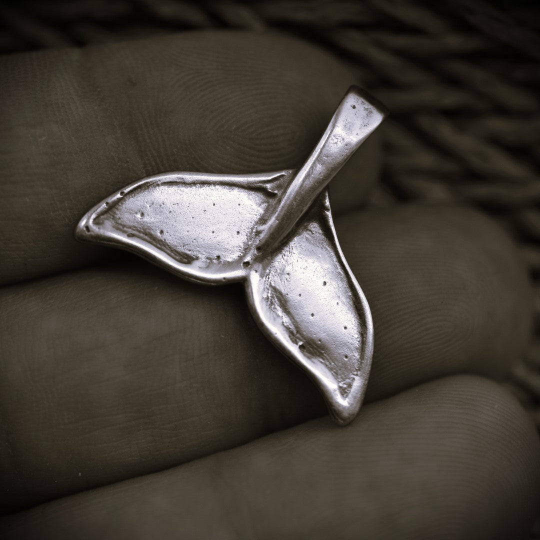 Walflossen-Anhänger für Herren aus 925er Silber – handgefertigter Skulpturenschmuck im Boho- und rustikalen Stil | Art Diva