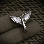 Walflossen-Anhänger für Herren aus 925er Silber – handgefertigter Skulpturenschmuck im Boho- und rustikalen Stil | Art Diva