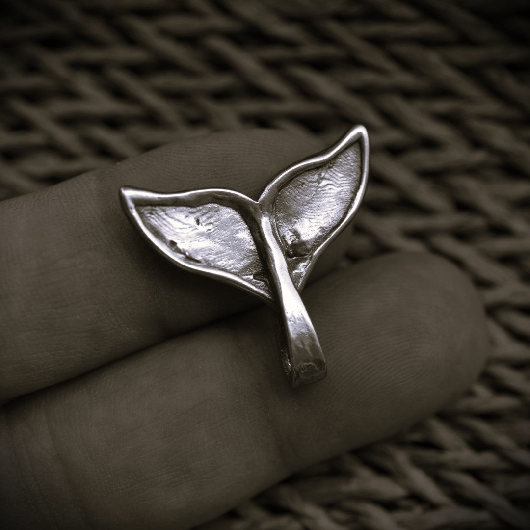 Walflossen-Anhänger für Herren aus 925er Silber – handgefertigter Skulpturenschmuck im Boho- und rustikalen Stil | Art Diva