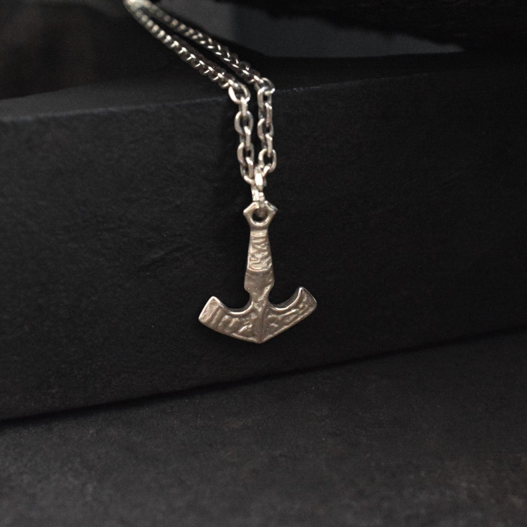 „Wikingeranker“ – handgefertigter Herren-Anhänger aus 925er Silber, Symbol für Glaube, Hoffnung und Liebe, Skulpturenschmuck im Boho- und rustikalen Stil | Art Diva