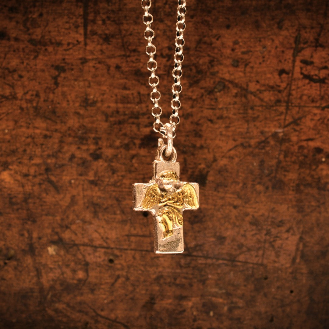 „Engelsumarmung“-Anhänger aus 925er Silber – handgefertigter Talisman für Liebe und Schutz, Skulpturenschmuck im Boho- und rustikalen Stil | Art Diva