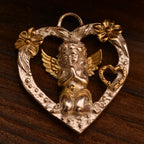 „Engel im Herzen“-Anhänger aus 925er Silber mit vergoldeten Akzenten – Talisman für Liebe und Schutz, Skulpturenschmuck im Boho- und rustikalen Stil | Art Diva