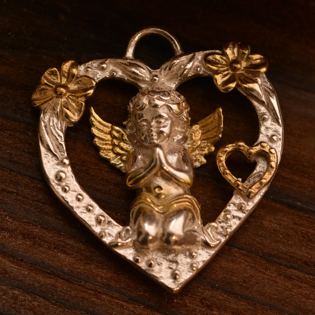 „Engel im Herzen“-Anhänger aus 925er Silber mit vergoldeten Akzenten – Talisman für Liebe und Schutz, Skulpturenschmuck im Boho- und rustikalen Stil | Art Diva