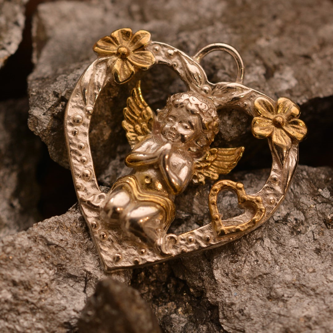 „Engel im Herzen“-Anhänger aus 925er Silber mit vergoldeten Akzenten – Talisman für Liebe und Schutz, Skulpturenschmuck im Boho- und rustikalen Stil | Art Diva