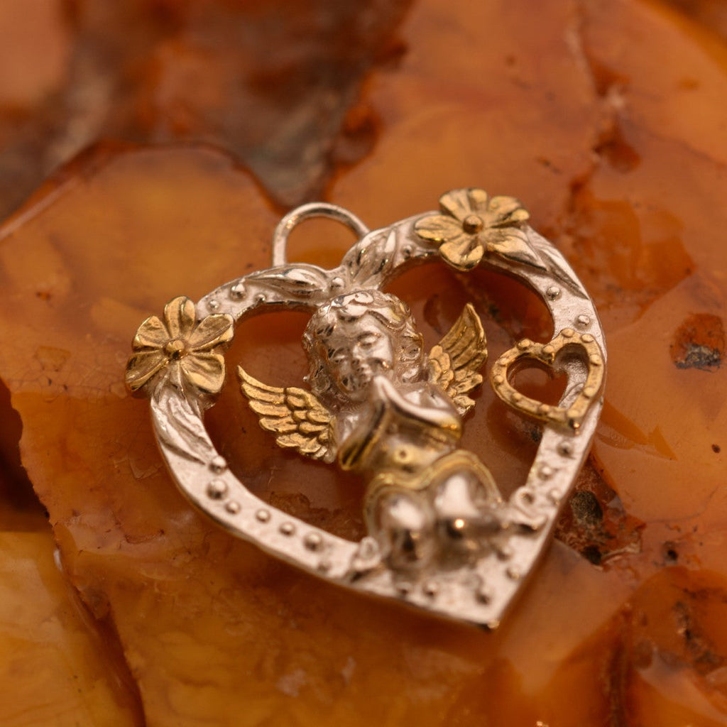 „Engel im Herzen“-Anhänger aus 925er Silber mit vergoldeten Akzenten – Talisman für Liebe und Schutz, Skulpturenschmuck im Boho- und rustikalen Stil | Art Diva