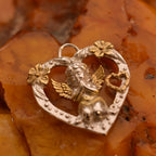 „Engel im Herzen“-Anhänger aus 925er Silber mit vergoldeten Akzenten – Talisman für Liebe und Schutz, Skulpturenschmuck im Boho- und rustikalen Stil | Art Diva