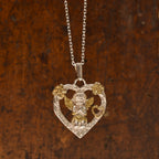 „Engel im Herzen“-Anhänger aus 925er Silber mit vergoldeten Akzenten – Talisman für Liebe und Schutz, Skulpturenschmuck im Boho- und rustikalen Stil | Art Diva
