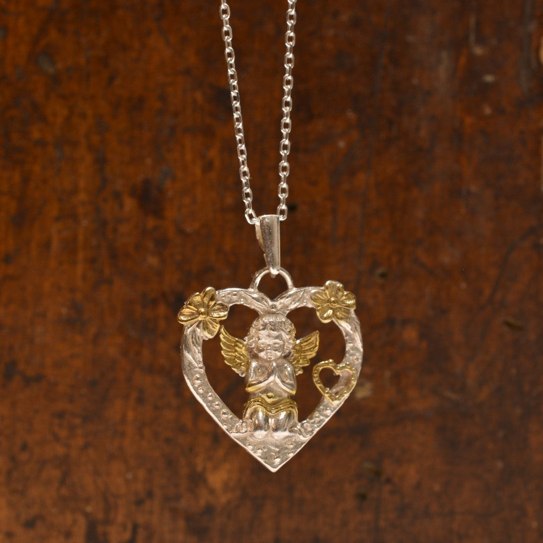 „Engel im Herzen“-Anhänger aus 925er Silber mit vergoldeten Akzenten – Talisman für Liebe und Schutz, Skulpturenschmuck im Boho- und rustikalen Stil | Art Diva