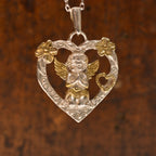 „Engel im Herzen“-Anhänger aus 925er Silber mit vergoldeten Akzenten – Talisman für Liebe und Schutz, Skulpturenschmuck im Boho- und rustikalen Stil | Art Diva