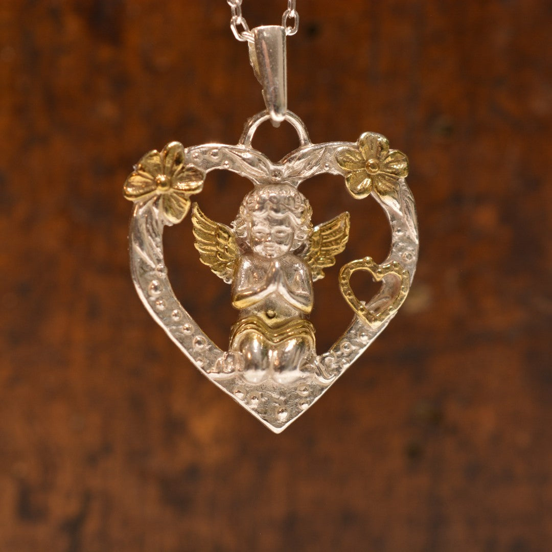 „Engel im Herzen“-Anhänger aus 925er Silber mit vergoldeten Akzenten – Talisman für Liebe und Schutz, Skulpturenschmuck im Boho- und rustikalen Stil | Art Diva