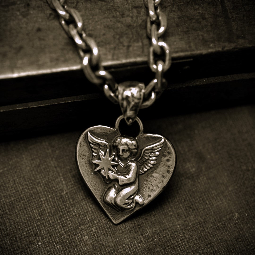 „Himmelsengel mit Stern“-Anhänger aus 925er Silber – handgefertigter Talisman für Liebe, Erinnerung und Schutz, Skulpturenschmuck im Boho- und rustikalen Stil | Art Diva