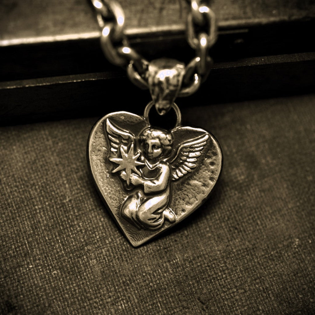 „Himmelsengel mit Stern“-Anhänger aus 925er Silber – handgefertigter Talisman für Liebe, Erinnerung und Schutz, Skulpturenschmuck im Boho- und rustikalen Stil | Art Diva