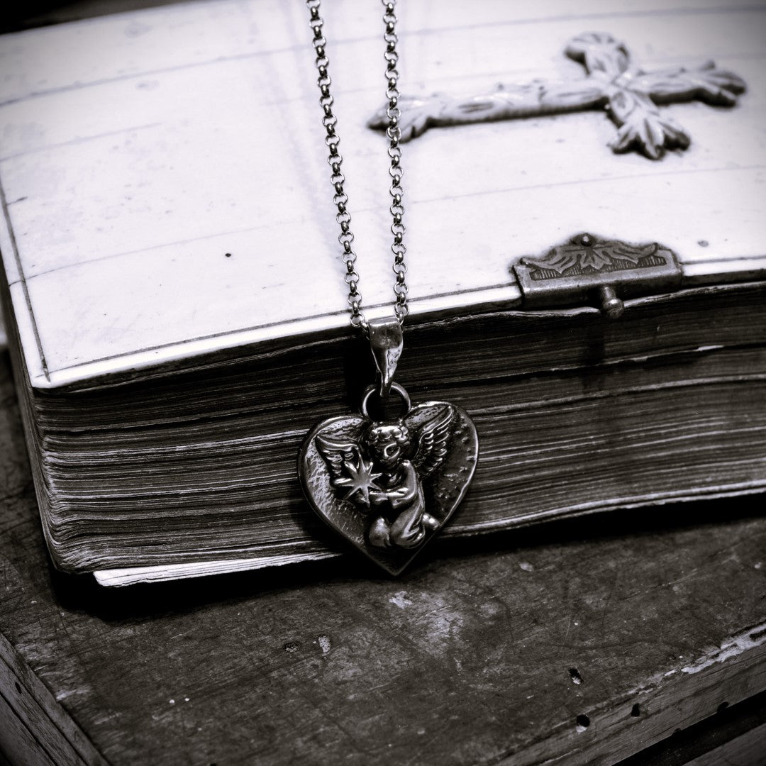 „Himmelsengel mit Stern“-Anhänger aus 925er Silber – handgefertigter Talisman für Liebe, Erinnerung und Schutz, Skulpturenschmuck im Boho- und rustikalen Stil | Art Diva