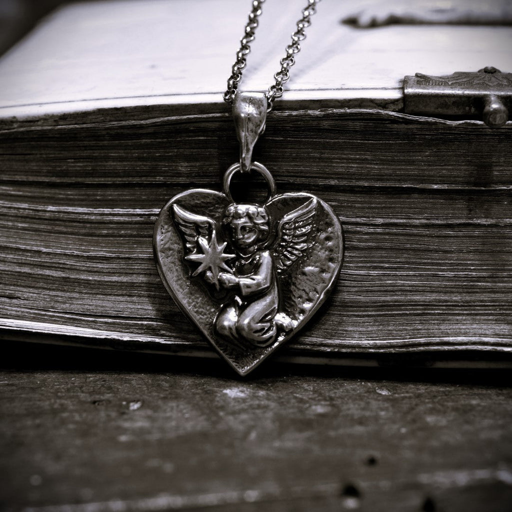 „Himmelsengel mit Stern“-Anhänger aus 925er Silber – handgefertigter Talisman für Liebe, Erinnerung und Schutz, Skulpturenschmuck im Boho- und rustikalen Stil | Art Diva
