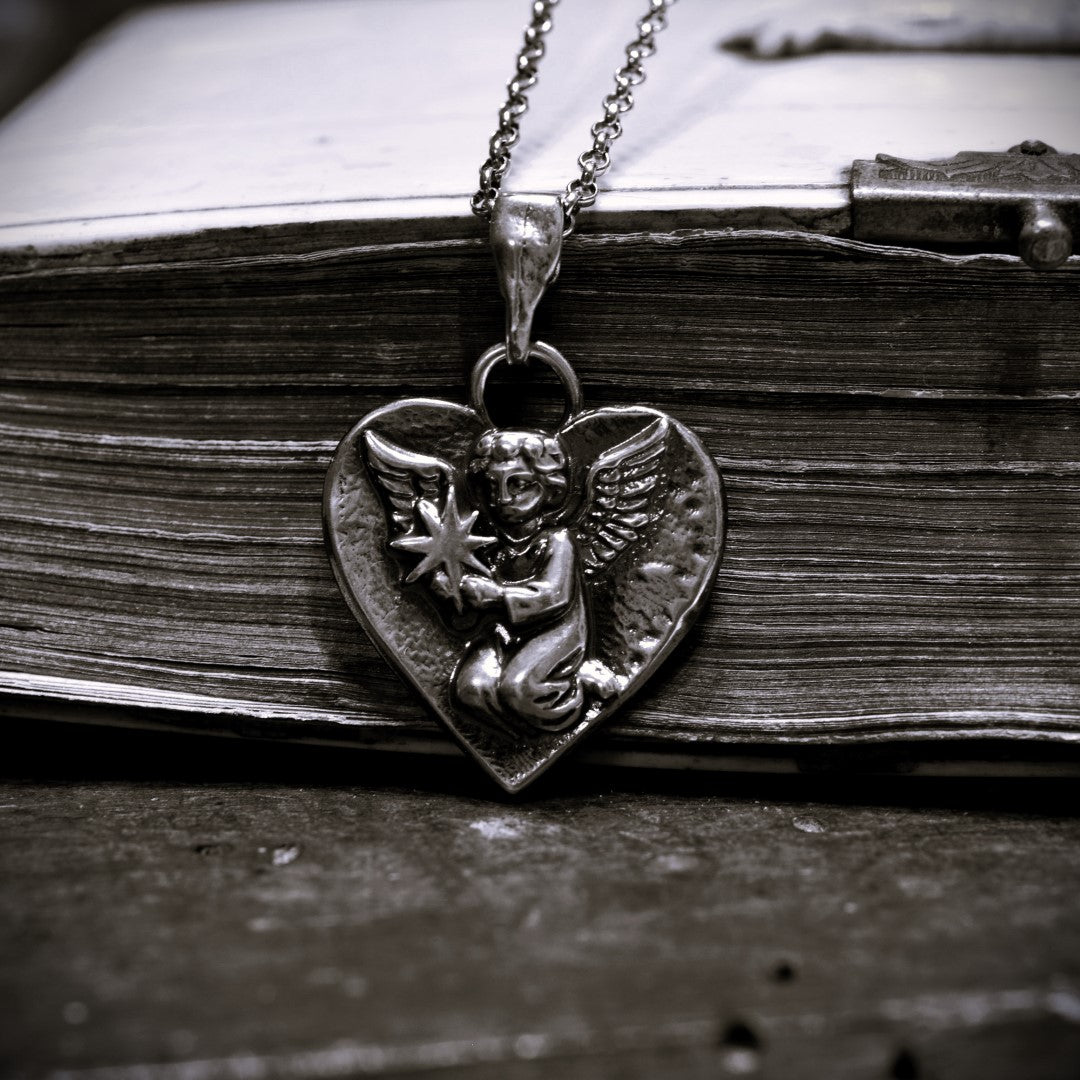 „Himmelsengel mit Stern“-Anhänger aus 925er Silber – handgefertigter Talisman für Liebe, Erinnerung und Schutz, Skulpturenschmuck im Boho- und rustikalen Stil | Art Diva