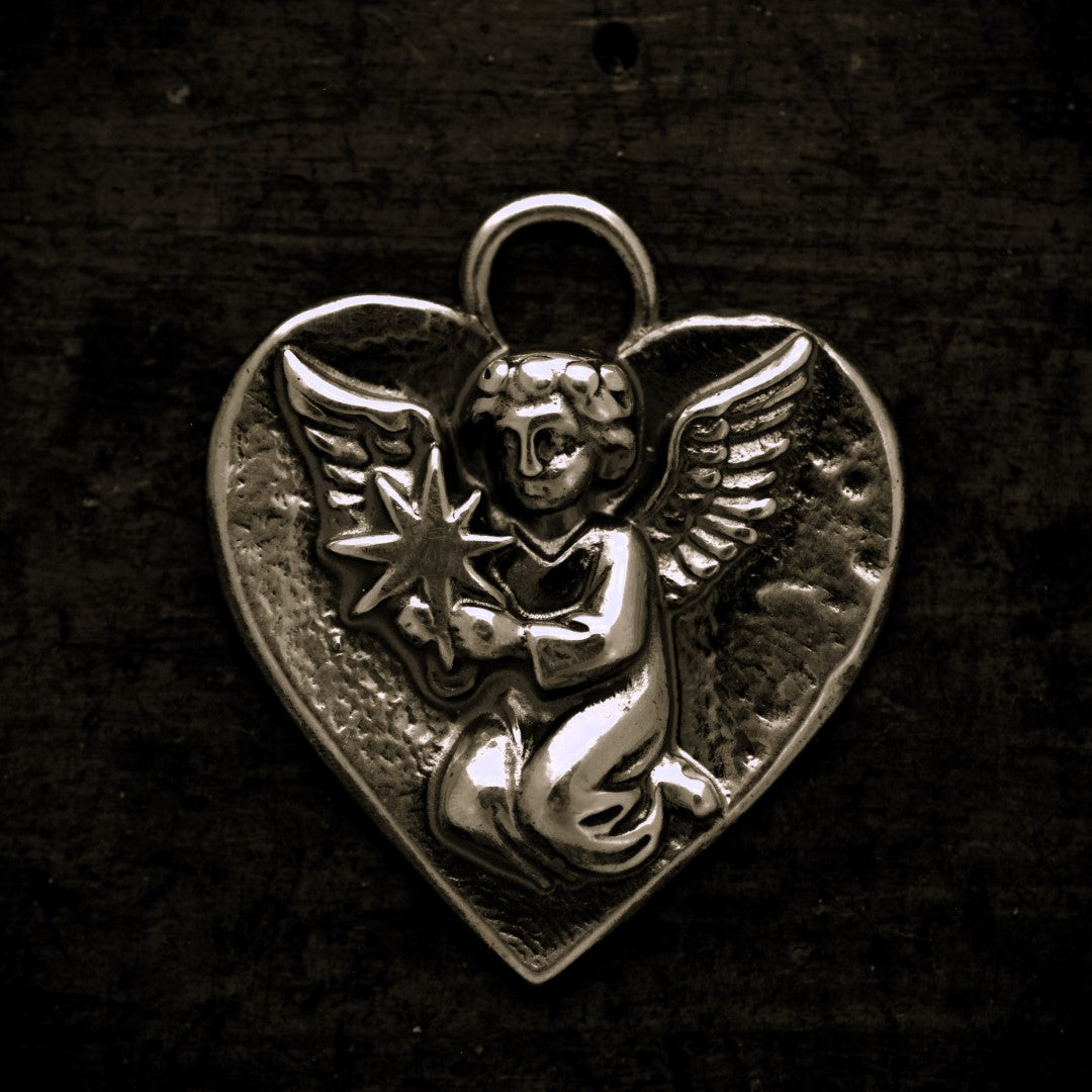 „Himmelsengel mit Stern“-Anhänger aus 925er Silber – handgefertigter Talisman für Liebe, Erinnerung und Schutz, Skulpturenschmuck im Boho- und rustikalen Stil | Art Diva