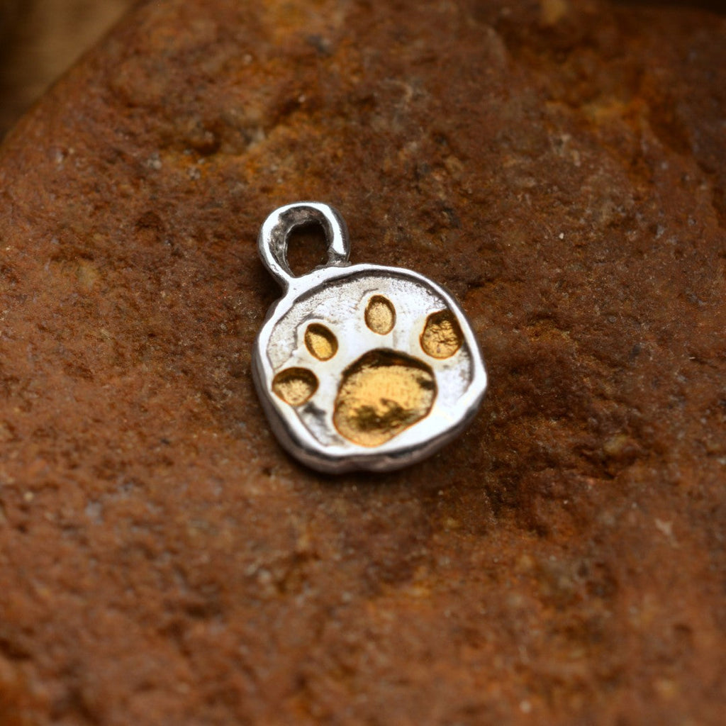 925er Silberanhänger „Pfote“ mit goldenen Akzenten – handgefertigter Boho-Talisman für Tierliebe und Geschenk für Hunde- oder Katzenliebhaber | Art Diva