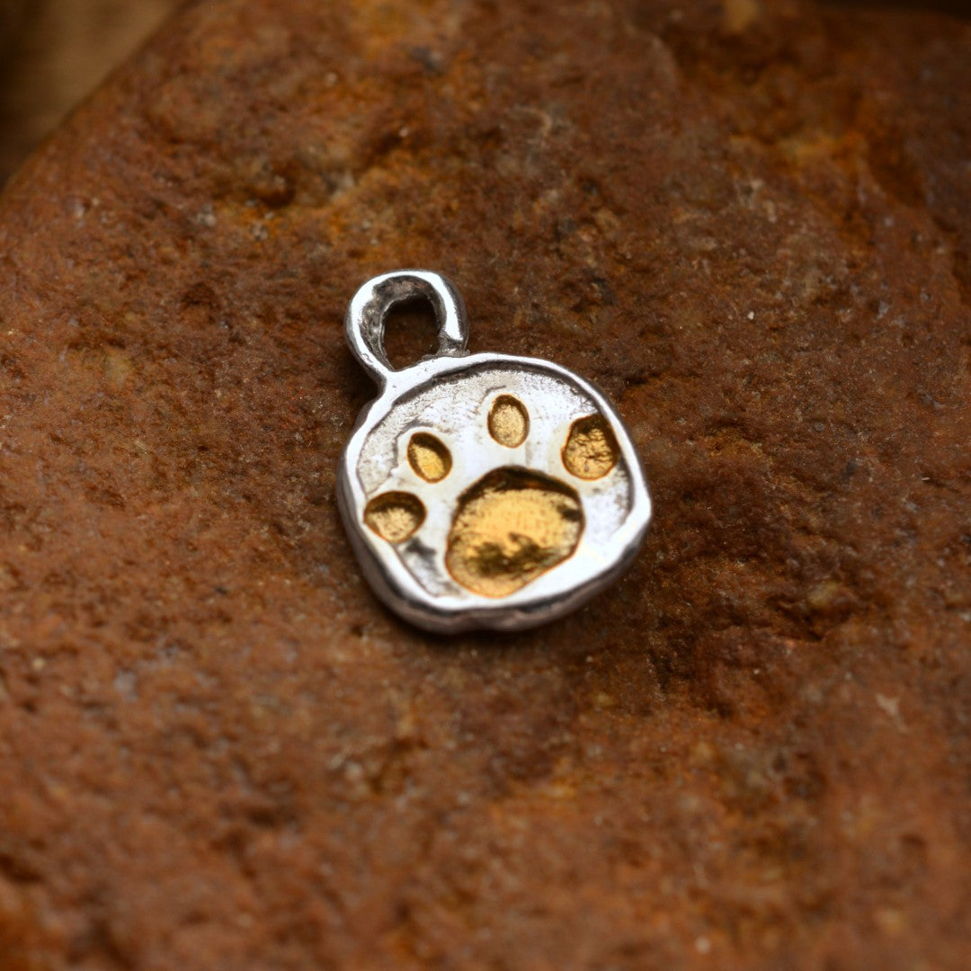 925er Silberanhänger „Pfote“ mit goldenen Akzenten – handgefertigter Boho-Talisman für Tierliebe und Geschenk für Hunde- oder Katzenliebhaber | Art Diva