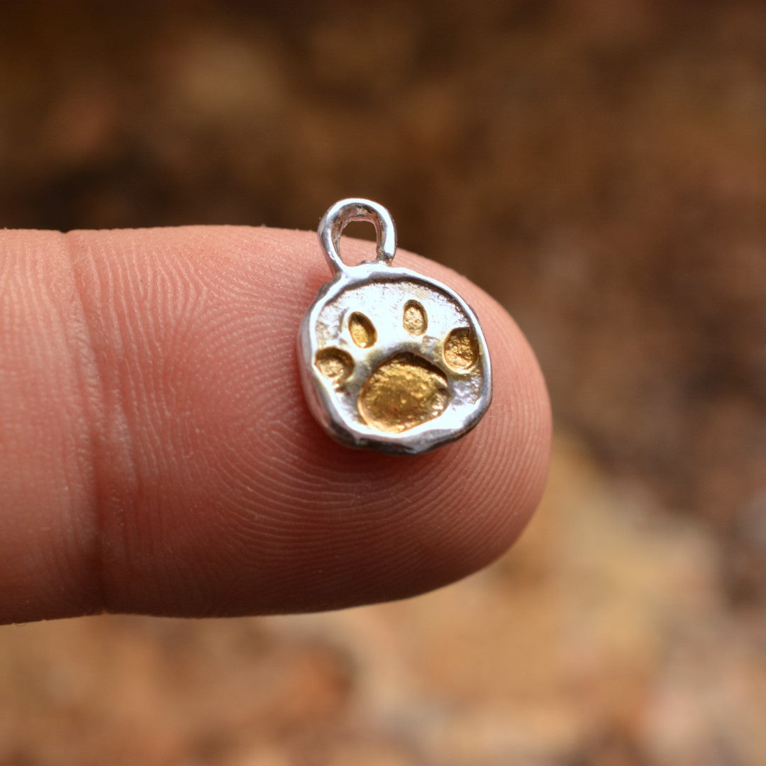 925er Silberanhänger „Pfote“ mit goldenen Akzenten – handgefertigter Boho-Talisman für Tierliebe und Geschenk für Hunde- oder Katzenliebhaber | Art Diva