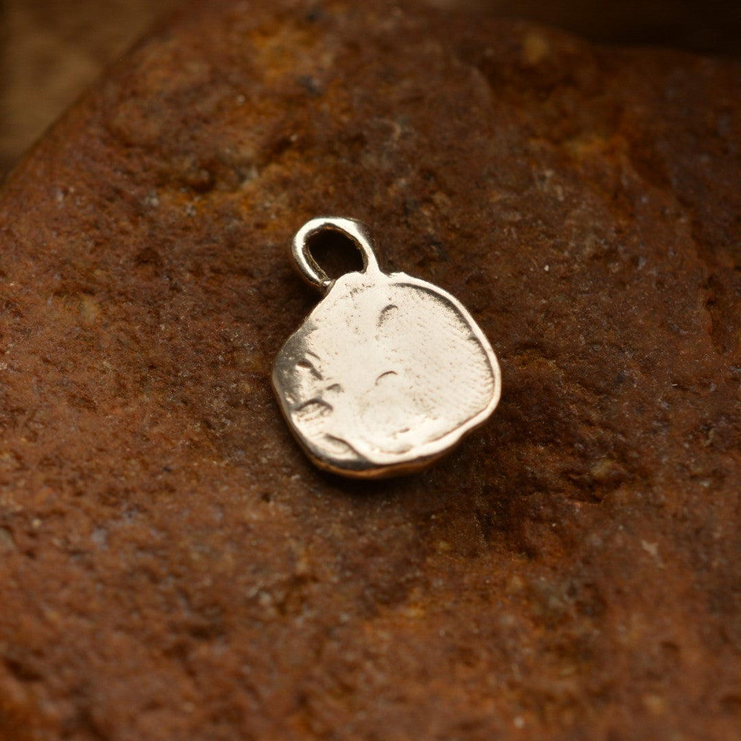 925er Silberanhänger „Pfote“ mit goldenen Akzenten – handgefertigter Boho-Talisman für Tierliebe und Geschenk für Hunde- oder Katzenliebhaber | Art Diva