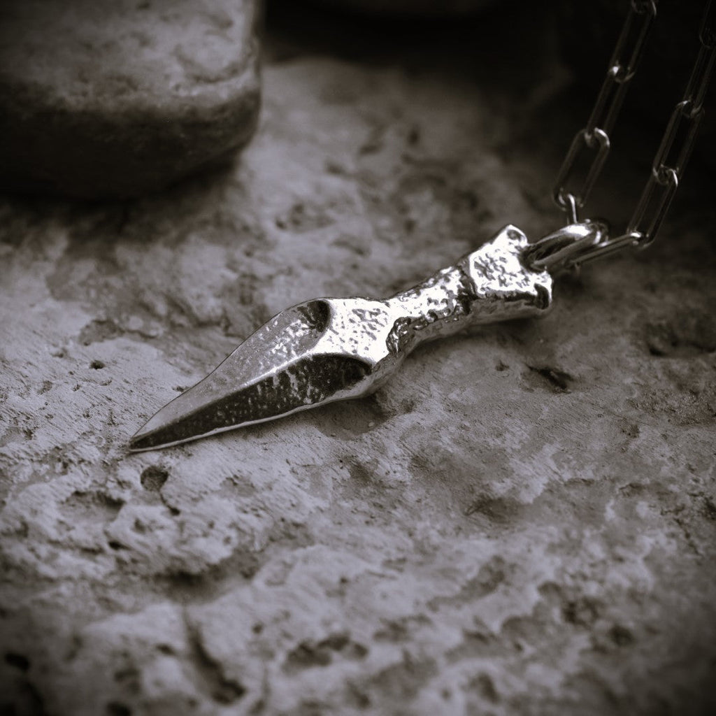 Dolch-Anhänger aus 925er Silber – handgefertigter Herren-Talisman für Stärke im rustikalen Boho-Stil | Art Diva