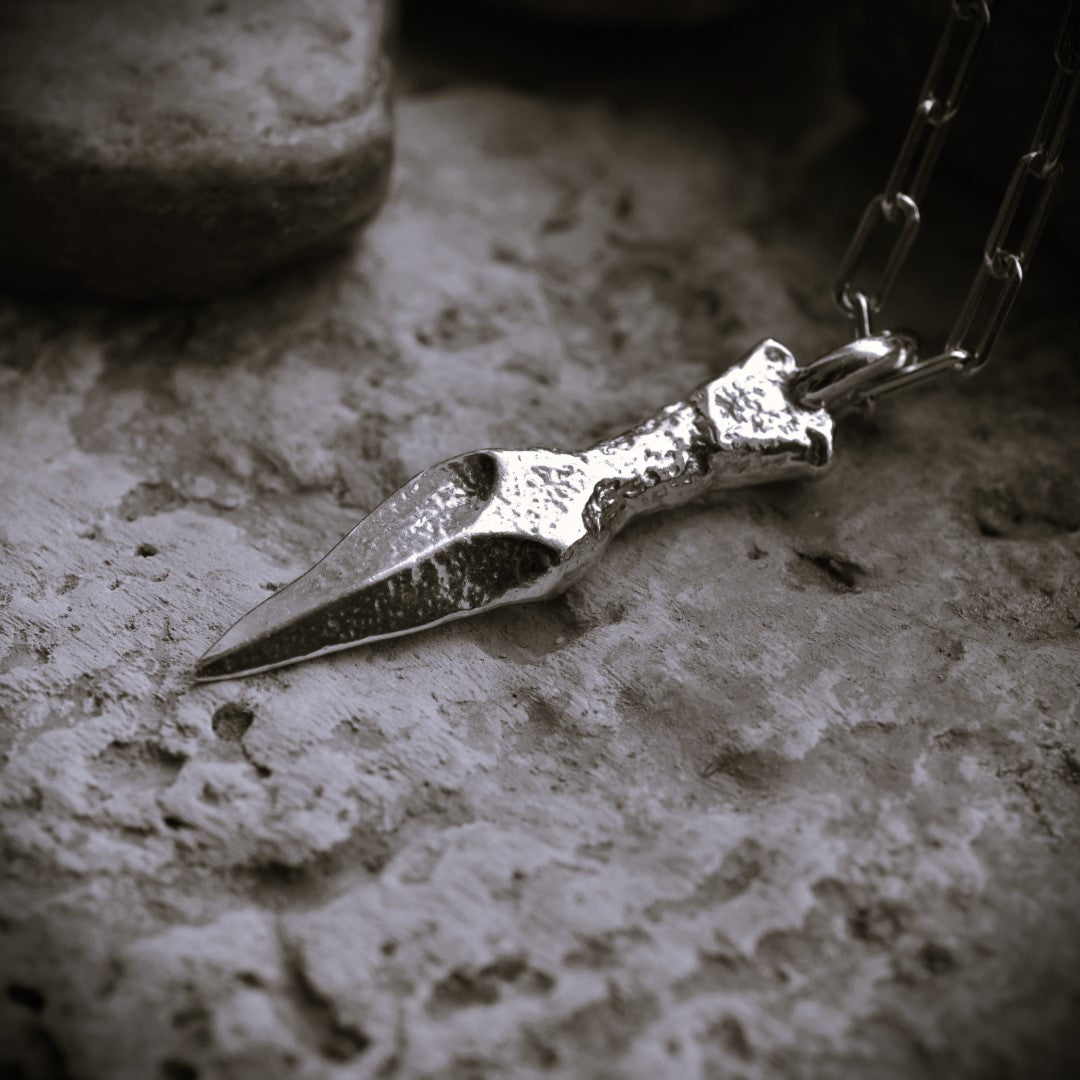 Dolch-Anhänger aus 925er Silber – handgefertigter Herren-Talisman für Stärke im rustikalen Boho-Stil | Art Diva