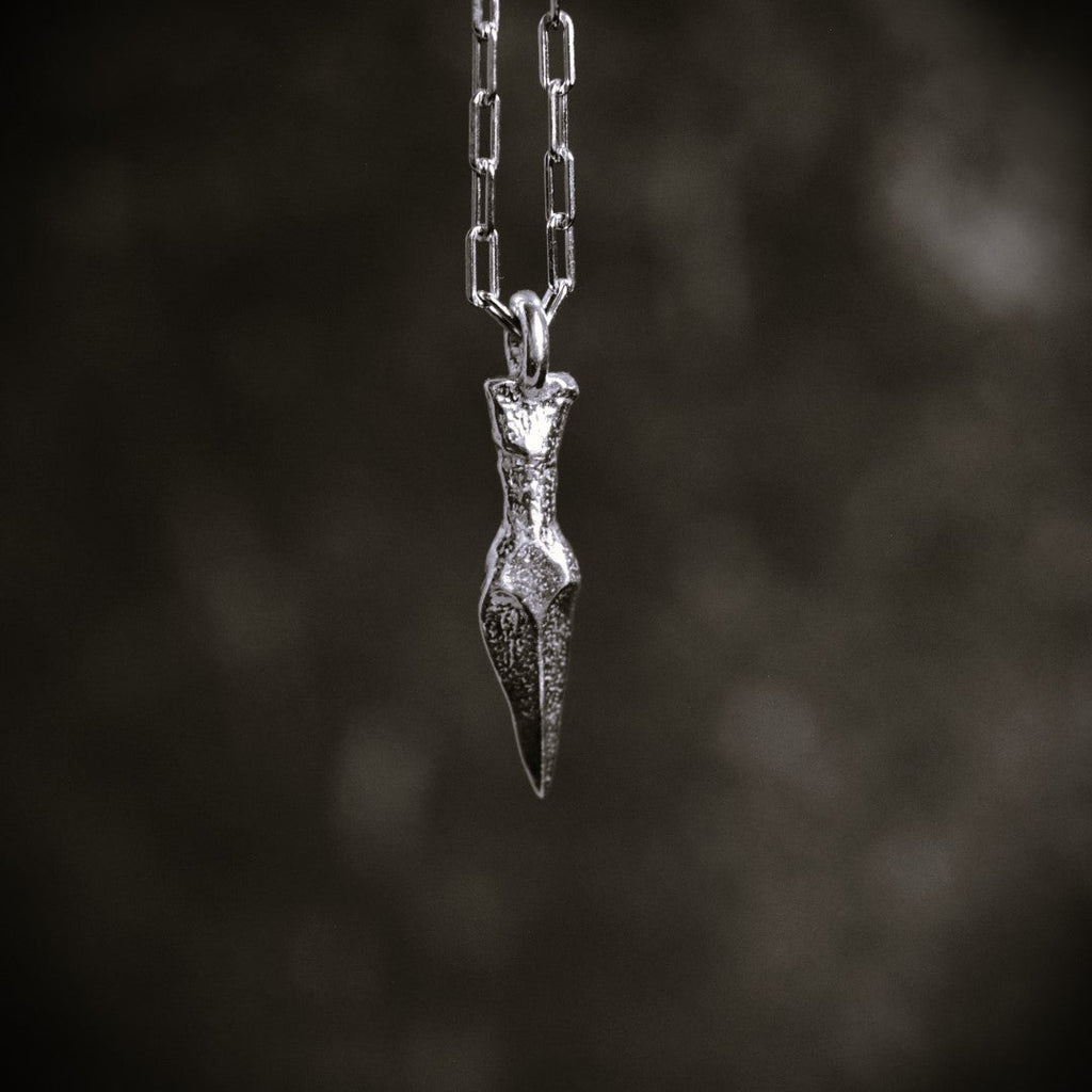 Dolch-Anhänger aus 925er Silber – handgefertigter Herren-Talisman für Stärke im rustikalen Boho-Stil | Art Diva