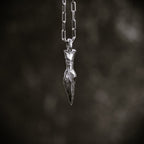 Dolch-Anhänger aus 925er Silber – handgefertigter Herren-Talisman für Stärke im rustikalen Boho-Stil | Art Diva