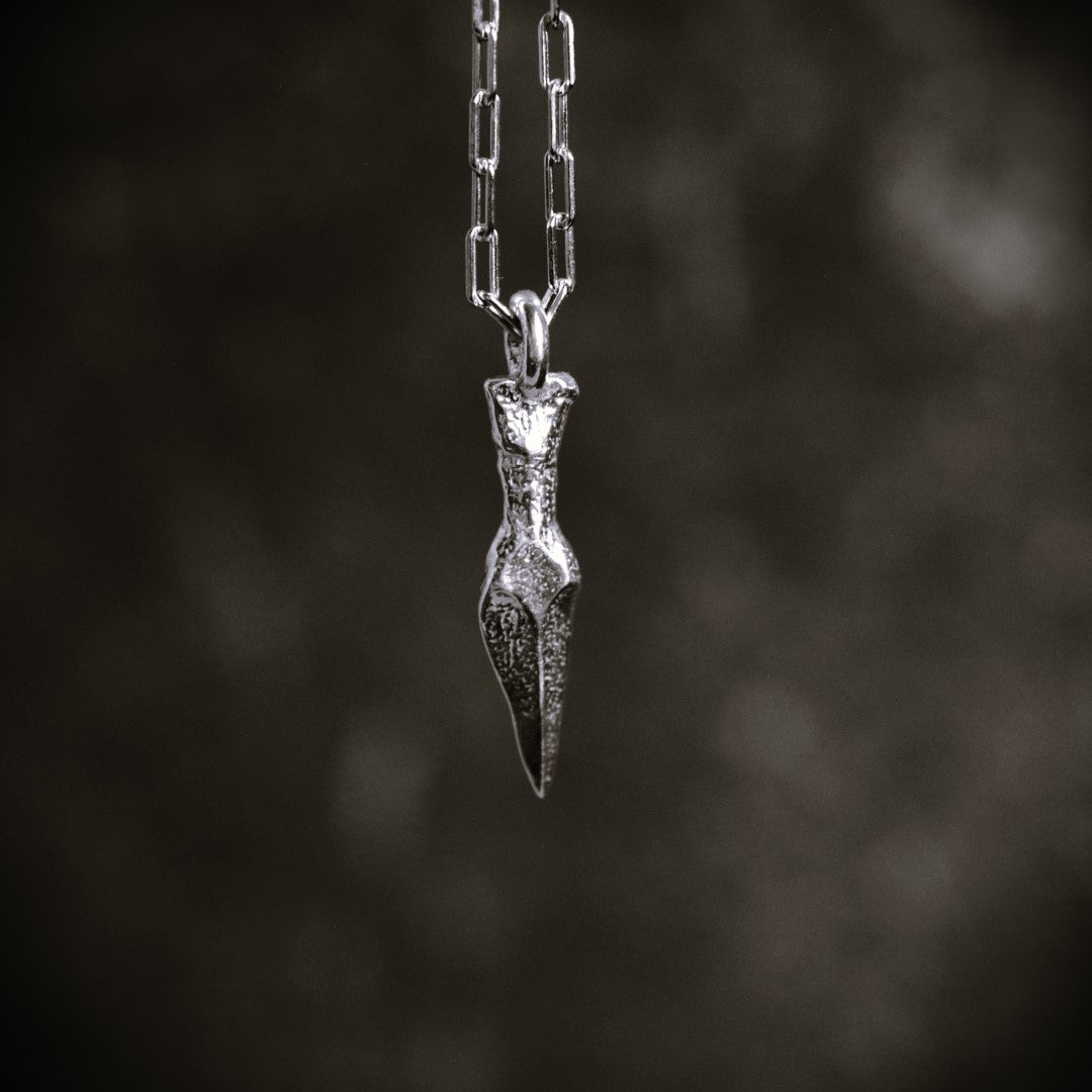 Dolch-Anhänger aus 925er Silber – handgefertigter Herren-Talisman für Stärke im rustikalen Boho-Stil | Art Diva
