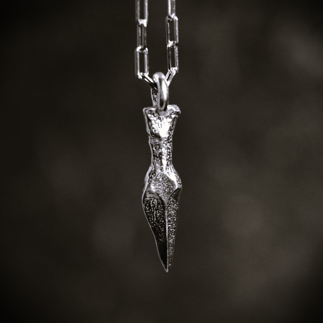 Dolch-Anhänger aus 925er Silber – handgefertigter Herren-Talisman für Stärke im rustikalen Boho-Stil | Art Diva