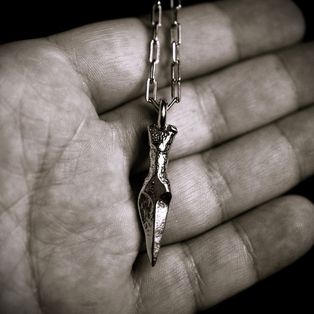 Dolch-Anhänger aus 925er Silber – handgefertigter Herren-Talisman für Stärke im rustikalen Boho-Stil | Art Diva