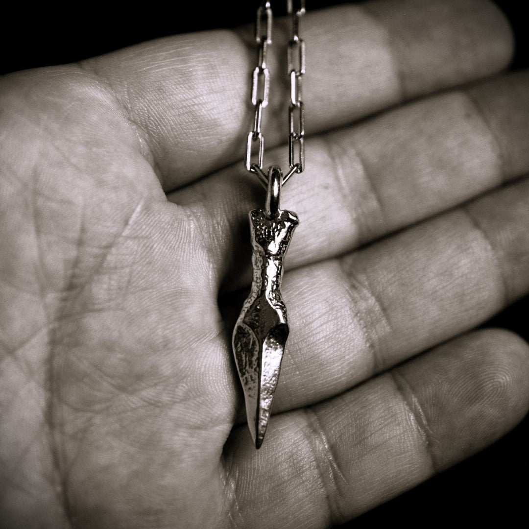 Dolch-Anhänger aus 925er Silber – handgefertigter Herren-Talisman für Stärke im rustikalen Boho-Stil | Art Diva