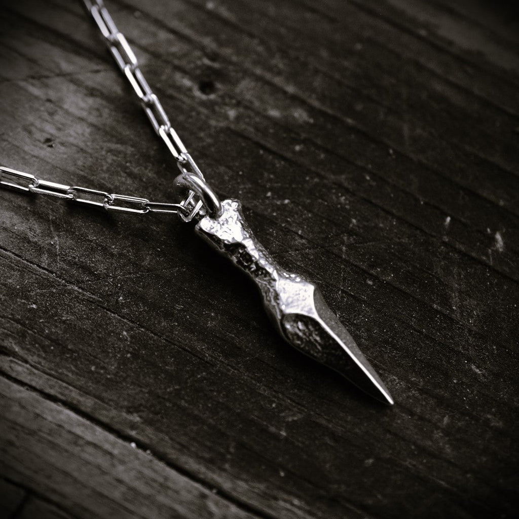 Dolch-Anhänger aus 925er Silber – handgefertigter Herren-Talisman für Stärke im rustikalen Boho-Stil | Art Diva