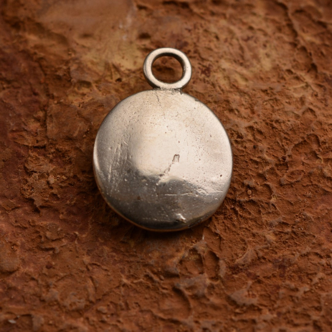 „Amulett für neues Leben“-Babyfüßchen-Anhänger aus 925er Silber – Symbol für Reinheit und familiäre Liebe, Skulpturenschmuck im Boho- und rustikalen Stil | Art Diva