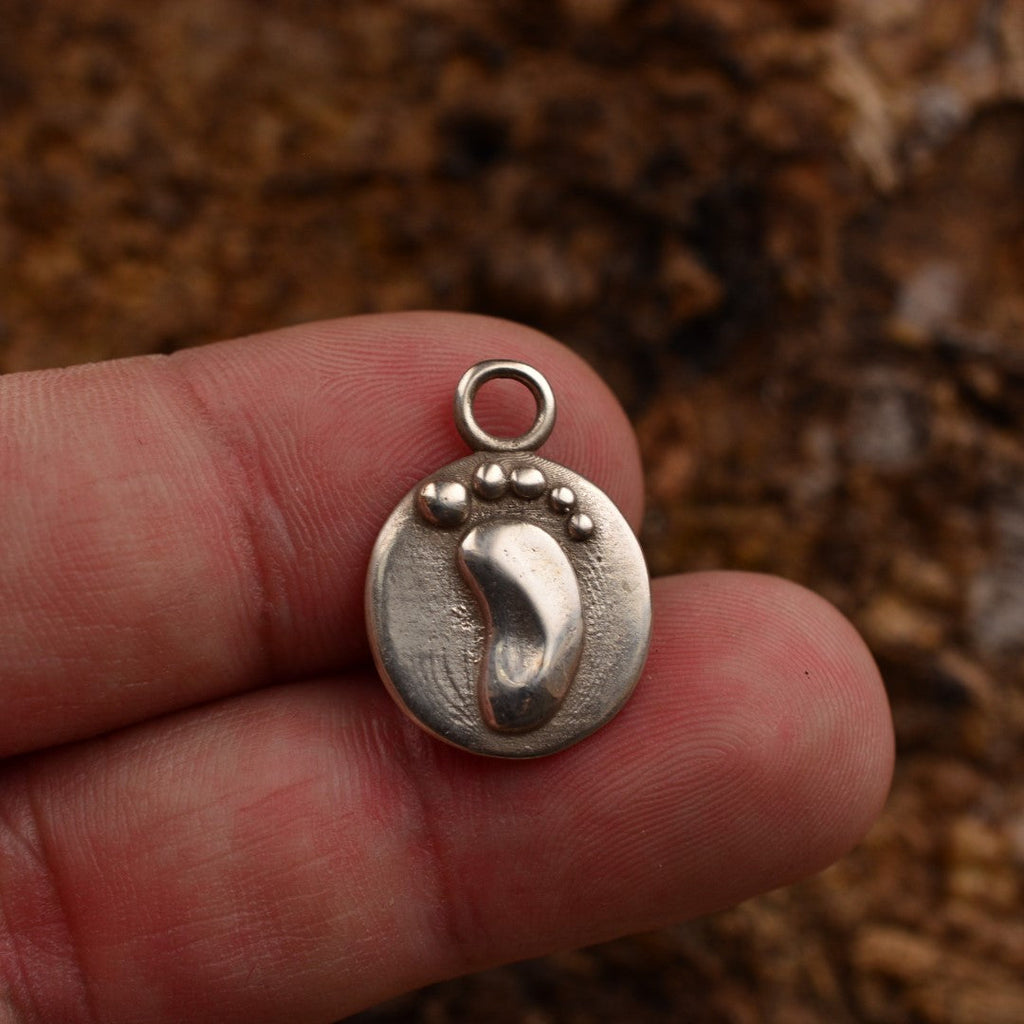 „Amulett für neues Leben“-Babyfüßchen-Anhänger aus 925er Silber – Symbol für Reinheit und familiäre Liebe, Skulpturenschmuck im Boho- und rustikalen Stil | Art Diva