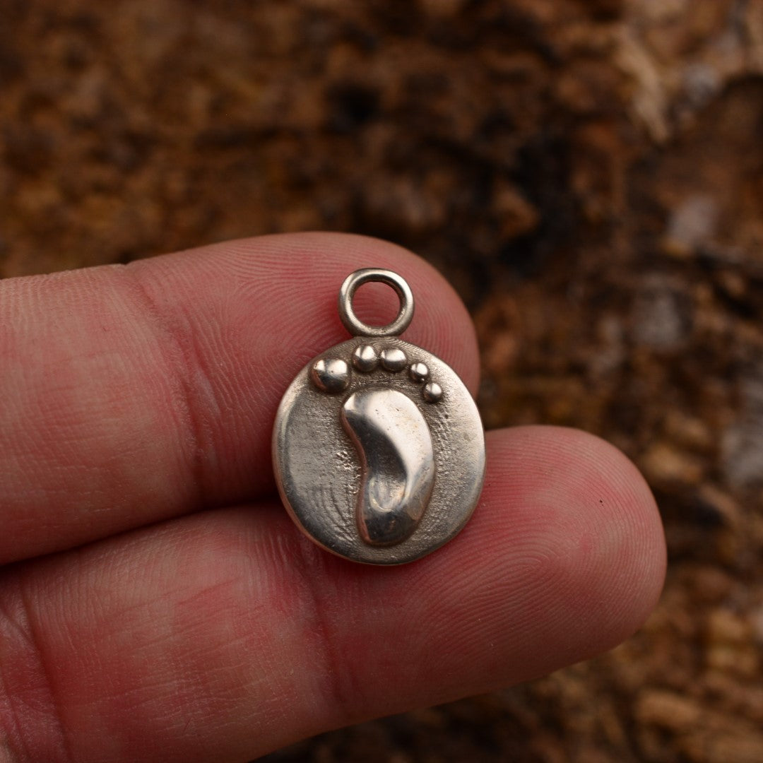 „Amulett für neues Leben“-Babyfüßchen-Anhänger aus 925er Silber – Symbol für Reinheit und familiäre Liebe, Skulpturenschmuck im Boho- und rustikalen Stil | Art Diva