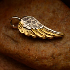 „Engelsflügel“ – handgefertigter Anhänger aus 925er Silber mit goldfarbenen Akzenten, Talisman für Schutz, Stärke und Licht, Skulpturenschmuck im Boho- und rustikalen Stil | Art Diva