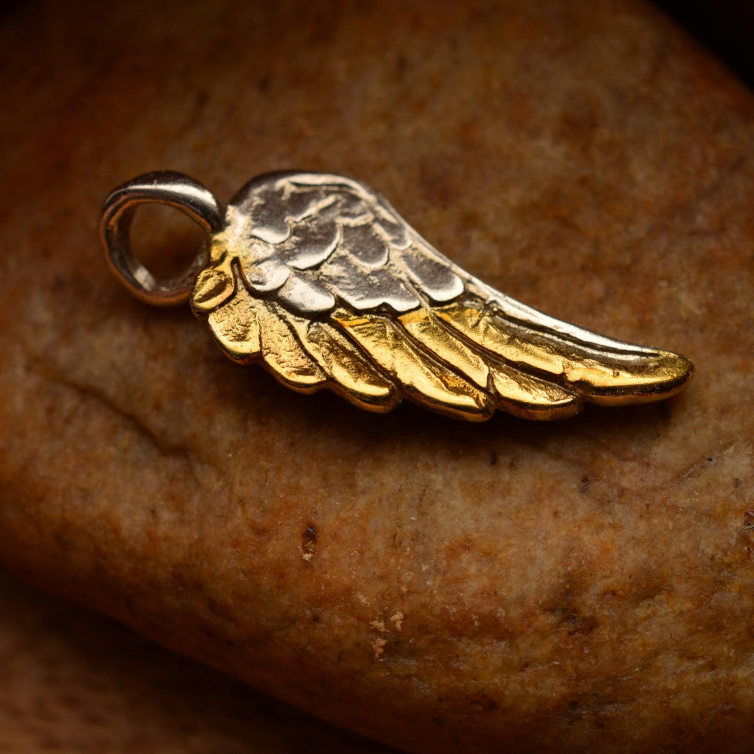 „Engelsflügel“ – handgefertigter Anhänger aus 925er Silber mit goldfarbenen Akzenten, Talisman für Schutz, Stärke und Licht, Skulpturenschmuck im Boho- und rustikalen Stil | Art Diva