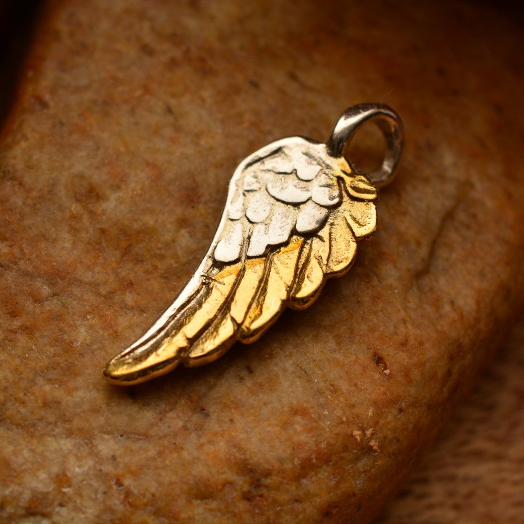 „Engelsflügel“ – handgefertigter Anhänger aus 925er Silber mit goldfarbenen Akzenten, Talisman für Schutz, Stärke und Licht, Skulpturenschmuck im Boho- und rustikalen Stil | Art Diva