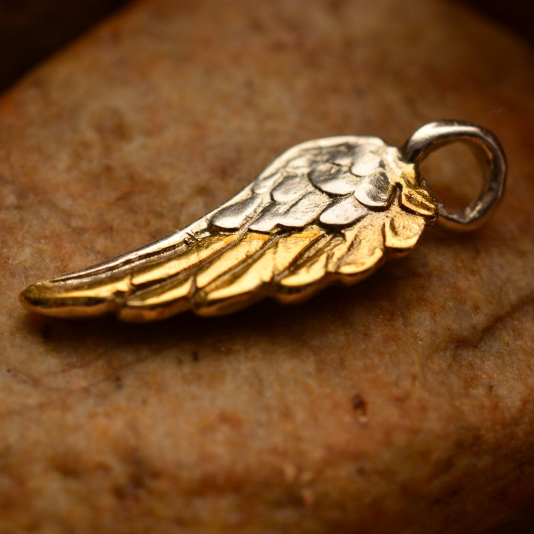 „Engelsflügel“ – handgefertigter Anhänger aus 925er Silber mit goldfarbenen Akzenten, Talisman für Schutz, Stärke und Licht, Skulpturenschmuck im Boho- und rustikalen Stil | Art Diva